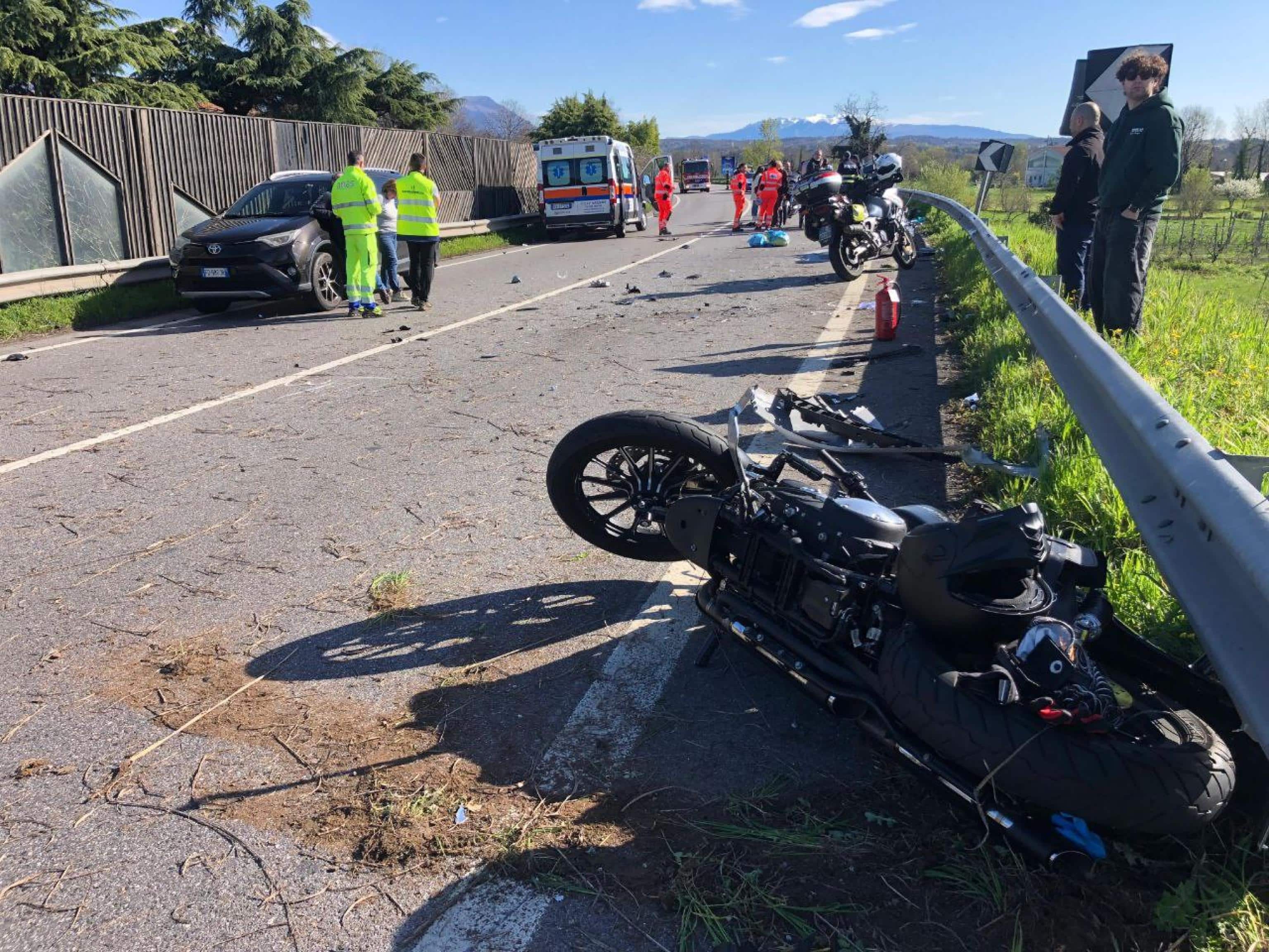 L'incidente Il luogo dell''incidente frontale tra un auto contro cinque moto a Prevalle, Brescia, 30 marzo 2025.
ANSA/FILIPPO VENEZIA