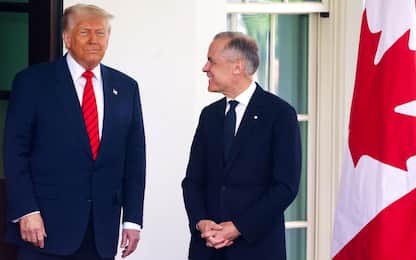 epa12078134 US President Donald Trump (L) greets Canadian Prime Minister Mark Carney at the White House in Washington, DC, USA, 06 May 2025.  EPA/WILL OLIVER