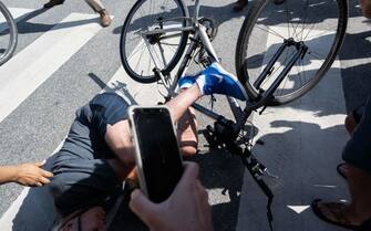 Joe Biden è caduto dalla bicicletta mentre stava iniziando a fare un giro nei pressi della sua abitazione per le vacanze di Rehoboth Beach, in Delaware