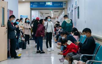 CHONGQING, CHINA - NOVEMBER 23, 2023 - Parents with children suffering from respiratory diseases line up at a children's hospital in Chongqing, China, November 23, 2023. (Photo credit should read CFOTO/Future Publishing via Getty Images)