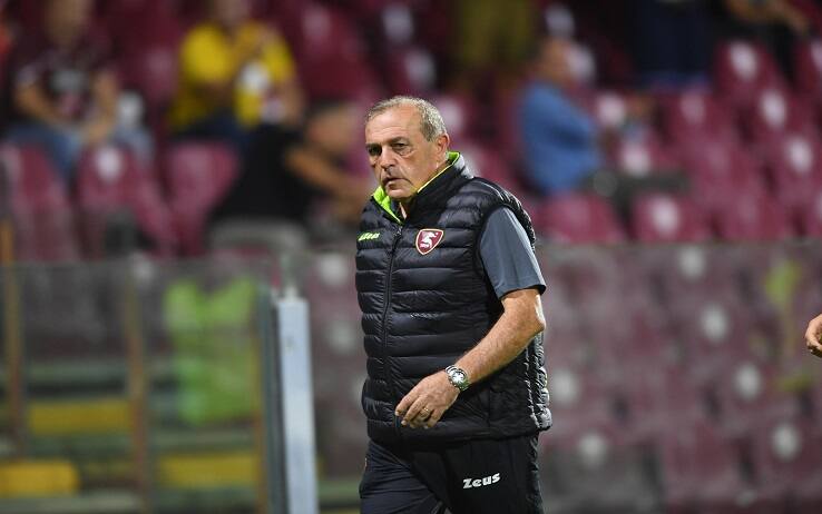 Salernitana s coach Fabrizio Castori reacts during the Italian Serie A soccer match US Salernitana vs Atalanta BC at the Arechi stadium in Salerno, Italy, 18 September 2021. 
ANSA/MASSIMO PICA 