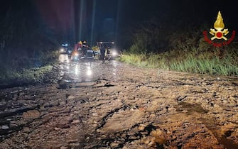 E' emergenza maltempo nelle Marche. Ad Ancona è straripato il torrente Aspio, intere zone della città e gran parte delle strade sono chiuse e le frazioni Paterno-Montesicuro sono isolate per alcune frane. Oltre 300 gli interventi dei Vigili del fuoco, 19 settembre 2024 ANSA/ ufficio stampa Vigili del fuoco ufficio stampa Vigili del fuoco ANSA PROVIDES ACCESS TO THIS HANDOUT PHOTO TO BE USED SOLELY TO ILLUSTRATE NEWS REPORTING OR COMMENTARY ON THE FACTS OR EVENTS DEPICTED IN THIS IMAGE; NO ARCHIVING; NO LICENSING NPK