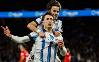 epa11185556 Real Sociedad's Mikel Oyarzabal (L) celebrates with Take Kubo (R) after scoring the 1-1 goal during the Spanish King's Cup semifinal second leg soccer match between Real Sociedad and RCD Mallorca, in San Sebastian, Spain, 27 February 2024.  EPA/Javier Etxezarreta