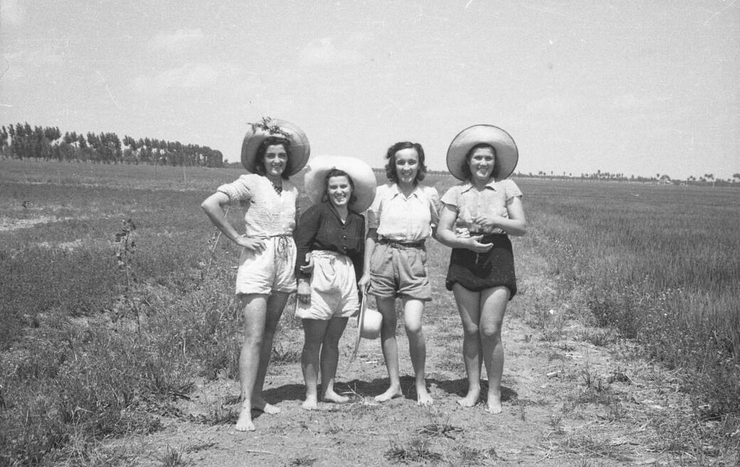 Mondine_in_posa_nelle_valli_carpigiane_databile_1947-1948._Fondo_Gasparini.jpg