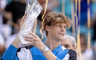 epa11253927 Jannik Sinner of Italy celebrates with his trophy after winning the Men's final match against Grigor Dimitrov of Bulgaria at the 2024 Miami Open tennis tournament at the Hard Rock Stadium in Miami, Florida, USA, 31 March 2024.  EPA/CRISTOBAL HERRERA-ULASHKEVICH