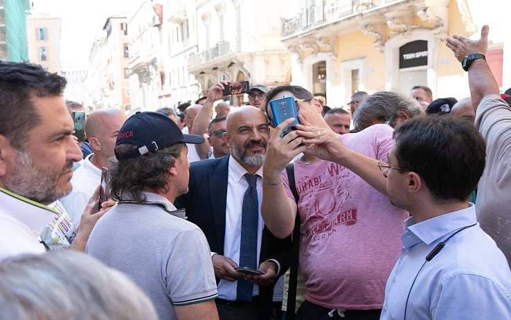 Il Senatore e giornalista Gianluigi Paragone durante la protesta dei tassisti in Via del Corso con Palazzo Chigi e le vie di accesso limitrofe blindate dalla polizia, Roma, 13 luglio 2022. I tassisti chiedono lo stralcio dell'art. 10 del ddl concorrenza che prevede la liberalizzazione del settore. Sono stati esplosi petardi e accesi fumogeni, con la polizia che fronteggia i manifestanti tenendoli a distanza dal palazzo del Governo. Slogan contro l'esecutivo, il presidente del Consiglio Mario Draghi, ma soprattutto contro Uber.   ANSA / Emanuele Valeri