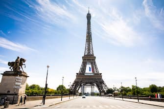 Covid 19 (coronavirus), commemoration du 8 mai 1945, un drapeau Francais est deploye sur la Tour Eiffel et ce pour une semaine a la demande du President Emmanuel Macron. Paris, FRANCE-08/05/2020.//04MEIGNEUX_meigneuxB002/2005081745/Credit:ROMUALD MEIGNEUX/SIPA/2005081749