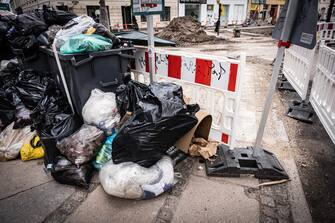 epa10543821 Garbage piles up in Copenhagen, Denmark, 25 March 2023 (issued 26 March 2023). Garbage has been piling up on the streets of Copenhagen and Amager for one week amid a garbage collectors' strike due to a failed working hours agreement with their future employer, Amager Ressourcecenter (ARC).  EPA/Emil Nicolai Helms  DENMARK OUT