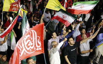 Festeggiamenti a Teheran TEHRAN, IRAN - JUNE 14: Iranians gather in Tehran's Enghelab Square to watch and celebrate the country's ballistic missile retaliation against Israel, following Israeli strikes on June 14, 2025. People waved Iranian, Palestinian, and Hezbollah flags and chanted slogans while thanking military officials during the large-scale rally. (Photo by Fatemeh Bahrami/Anadolu via Getty Images)