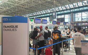 All'aeroporto 'Leonardo Da Vinci' di Fiumicino passeggeri in partenza per le vacanze estive dal Terminal 1, Fiumicino (Roma), 16 luglio 2022 ANSA/TELENEWS