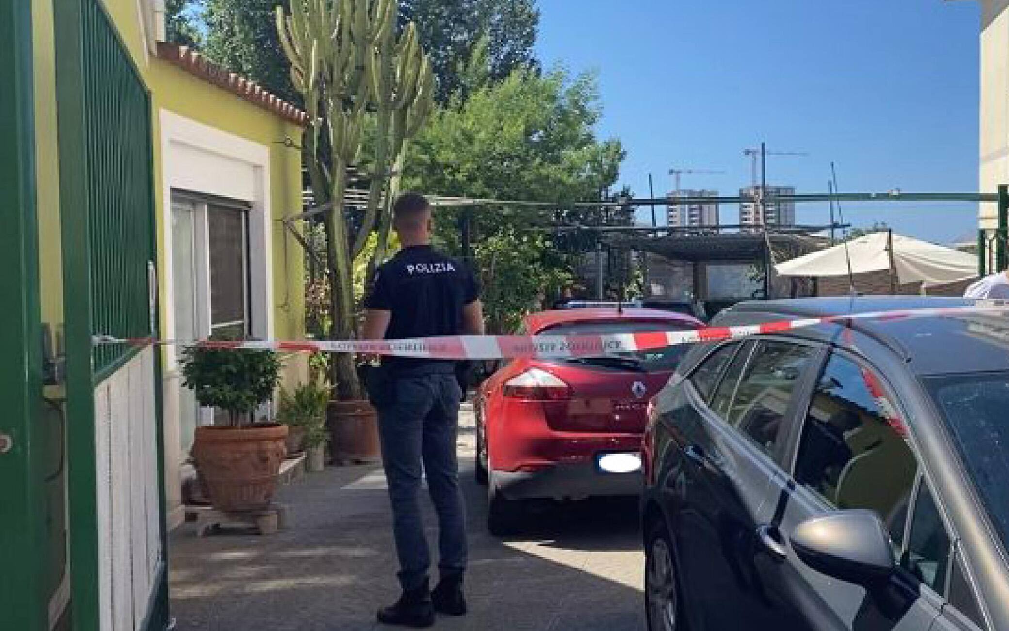 Si indaga senza escludere alcuna ipotesi a Salerno, dove questa mattina una donna di 91 anni è stata trovata morta e la sorella, 87enne, ferita. Le due anziane si trovavano nel loro appartamento al primo piano di un condominio in via San Leonardo, nella zona orientale della città. Sul posto sono in corso i rilievi della Scientifica.ANSA/FRANCESCA BLASI