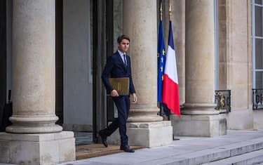 epa10950732 French Education Minister Gabriel Attal  leaves the Elysee Palace after the weekly cabinet meeting in Paris, France, 31 October 2023.  EPA/CHRISTOPHE PETIT TESSON