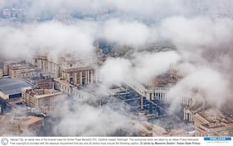 Vatican City - an aerial view of the funeral mass of former Pope Benedict XVI, Cardinal Joseph Ratzinger, at St. Peter’s Square with Pope Francis as presider 2023-01-05. This exclusive picture taken by an helicopter of the Italian Police. Free copyright only, at condition that it is captioned: © photo by Massimo Sestini courtesy of Italian State Police

Città del Vaticano - veduta aerea del funerale dell'ex Papa Benedetto XVI, Cardinale Joseph Ratzinger, presieduta da Papa Francesco in Piazza San Pietro 2023-01-05. Fotografia esclusiva scattata da un elicottero della Polizia italiana. Può essere utilizzata, a condizione che sia indicato nella didascalia: © Massimo Sestini/Polizia di Stato