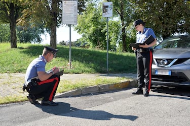 Sopralluogo dei carabinieri nel parco di via Ovidio, all'angolo con via Roma, dove nella notte c'è stata una sparatoria in strada, Cologno Monzese, 7 agosto 2023. ANSA/ SERGIO PONTORIERO