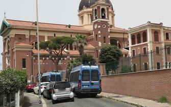 La chiesa di Ostia dove si svolgono i funerali dei bambini uccisi ad Ardea