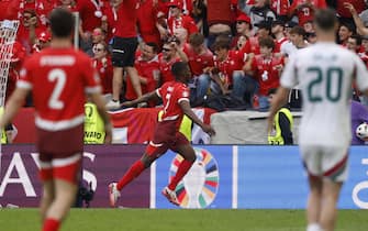 epa11412429 Breel Embolo of Switzerland celebrates with fans after scoring the team's third goal during the UEFA EURO 2024 group A match between Hungary and Switzerland in Cologne, Germany, 15 June 2024.  EPA/YOAN VALAT