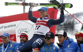 epa05157699 Massimiliano Blardone (C) of Italy is celebrated by team members after place third in the men's giant slalom of the FIS World Cup Aline Skiing   in Yuzawa, Niigata Prefecture, northern Japan, 13 February 2016.  EPA/KIMIMASA MAYAMA