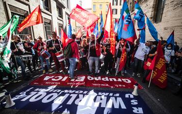 Un momento della manifestazione al Ministero dello Sviluppo Economico (Mise) dei lavoratori Elica e Whirpool di Napoli in occasione dellíincontro tra le parti, Roma, 18 ottobre 2021. ANSA/ANGELO CARCONI