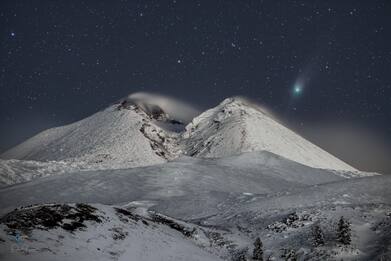 Spazio, scatto della cometa Neanderthal su Etna è foto del giorno Nasa