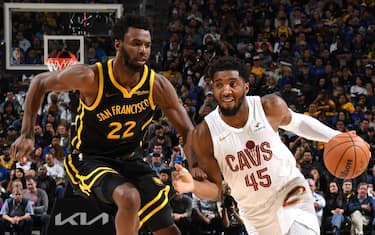 SAN FRANCISCO, CA - NOVEMBER 11: Donovan Mitchell #45 of the Cleveland Cavaliers dribbles the ball during the game against the Golden State Warriors on November 11, 2023 at Chase Center in San Francisco, California. NOTE TO USER: User expressly acknowledges and agrees that, by downloading and or using this photograph, user is consenting to the terms and conditions of Getty Images License Agreement. Mandatory Copyright Notice: Copyright 2023 NBAE (Photo by Noah Graham/NBAE via Getty Images)