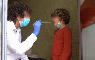 Milano - bambino di 6 anni fa il tampone per rilevare il virus Covid-19 Coronavirus -  scuola e rischio di chiusura causa epidemia