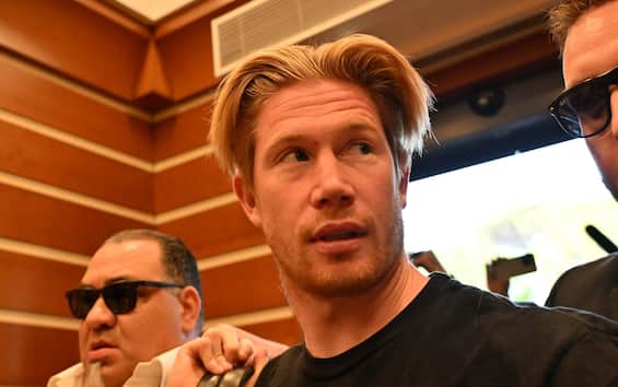 L'atterraggio, l'accoglienza, le visite: le foto del Kevin Day... Bruyne