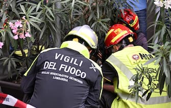 Vigili del Fuoco ispezionano una vaso di fiori in vile Abruzzi nelle adiacenze dell'edificio dal quale  ieri sera una donna di 48 anni si è lanciata dal suo appartamento per fuggire all'incendio divampato la scorsa notte nel suo palazzo, in viale Abruzzi 64, a Milano, ed è morta qualche ora dopo essere stata trasportata in condizioni gravissime in ospedale, Milano, 5 giugno 2025. ANSA/DANIEL DAL ZENNARO
