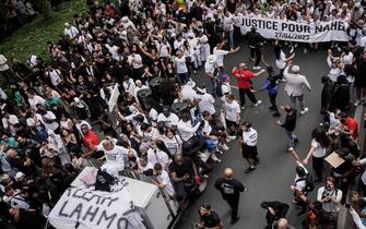 madre di Nahel alla manifestazione per il proprio figlio