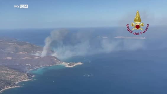 incendio a villasimius in sardegna bagnanti in fuga