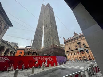 La Torre Garisenda e la Torre degli Asinelli in centro a Bologna, 30 ottobre 2023. ANSA/LEONARDO NESTI