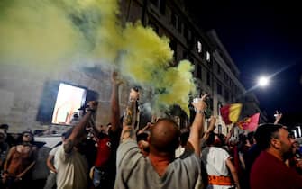 La festa dei tifosi della Roma per le strade della Capitale