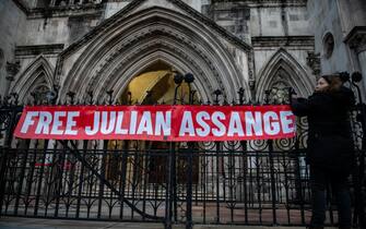 Manifestanti protestano alle Royal Courts of Justice contro l'estradizione di Assange