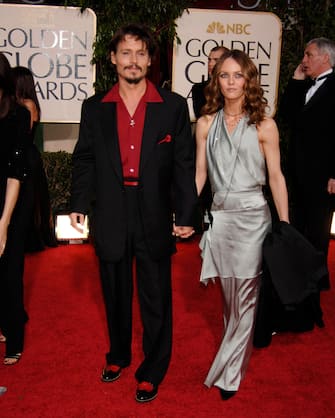 JOHNNY DEPP & VANESSA PARADISHFPA 63rd Golden Globe Awards at The Beverly Hills Hilton, Beverly Hills, California, USA.January 16th, 2006Ref: PL globes full length celebrity couple black suit blue dresswww.capitalpictures.comsales@capitalpictures.comÂ©Phil Loftus/Capital Pictures