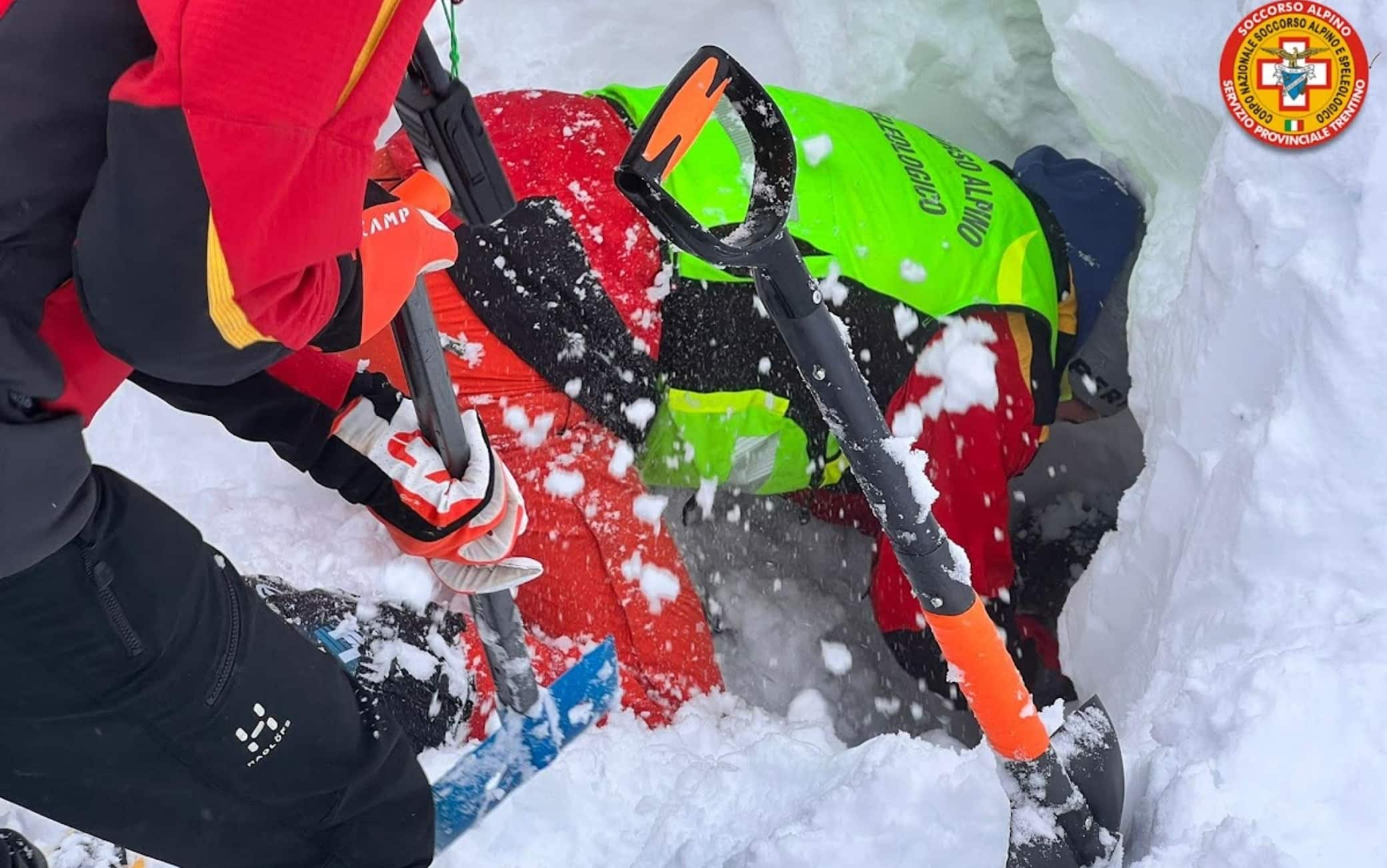 Operazione di salvataggio di uno scialpinista travolto da una valanga in val di Fassa, trasportato in gravissime condizioni all'ospedale di Trento, 10 dicembre 2022.
ANSA/Uff stampa Soccorso alpino +NO SALES - EDITORIAL USE ONLY+ NPK