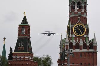 A Beriev A-50 early warning and control aircraft flies over the Kremlin and Red Square in downtown Moscow to mark the 75th anniversary of the victory over Nazi Germany in World War Two, May 9, 2020. (Photo by Yuri KADOBNOV / AFP) (Photo by YURI KADOBNOV/AFP via Getty Images)