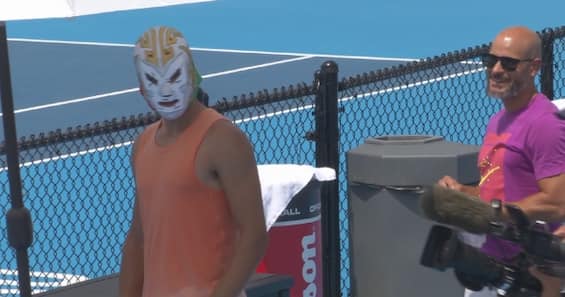 https://static.sky.it/editorialimages/efbdac548ad5c50100fbb55319b5a974db54e976/skysport/it/tennis/video/2025/08/11/alcaraz-maschera-wrestler-atp-cincinnati-video-1028651/OG_SOCIAL_screen_alcaraz_maschera.jpg?im=Resize,width=565