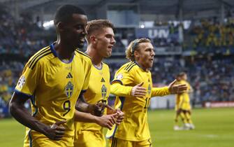 epa10850906 Alexander Isak (L), Viktor Gyokeres and Emil Forsberg (R) of Sweden celebrate a goal during the UEFA EURO 2024 qualification soccer match between Estonia and Sweden in Tallinn, Estonia, 09 September 2023.  EPA/TOMS KALNINS