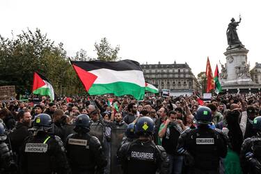 epa10915392 Riot forces surround people at banned demonstration in support of the Palestinian people on Republic Square in Paris, France, 12 October 2023. Several hundred people took part in the vigil that had been banned by the police prefecture on 11 October. Thousands of Israelis and Palestinians have been killed since the militant group Hamas launched an unprecedented attack on Israel from the Gaza Strip on October 7, 2023, prompting Israeli retaliatory strikes against the Palestinian enclave.  EPA/TERESA SUAREZ
