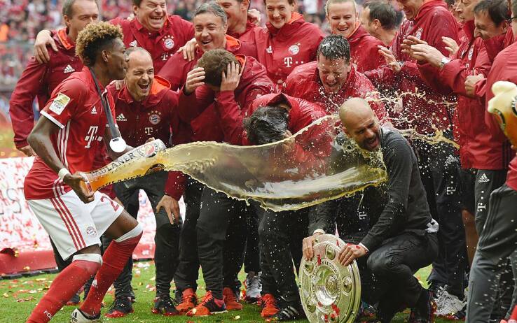 Alaba e il bagno di birra a Pep dopo la Bundesliga vinta nel 2016