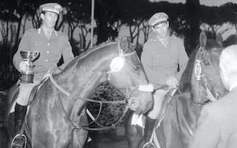 Raimondo D'Inzeo sul cavallo The Rock, con il fratello Piero riceve la coppa del Gran Premio delle Nazioni a Roma, in una immagine del 28 aprile 1962.
ANSA