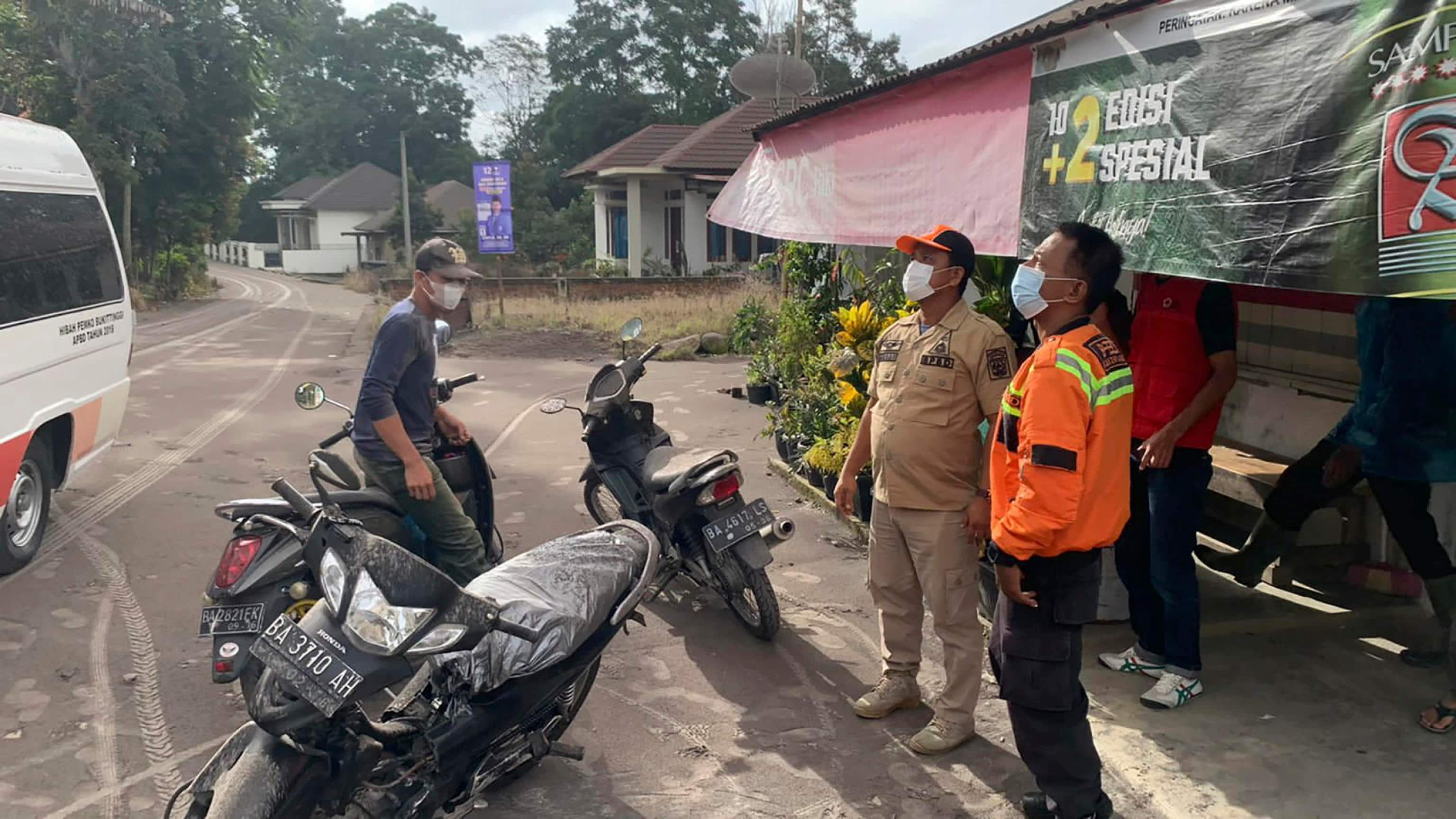 epa11010165 A handout photo made available by the Agam Regional Disaster Management Agency (BPBD) shows officials observing the Mount Marapi eruption in Nagari Lasi, Agam, West Sumatra, Indonesia, 03 December 2023 (issued 04 December 2023). At least 11 hikers were found dead after the Marapi volcano erupted on 03 December 2023, according to the Indonesian rescue agency (BASARNAS).  EPA/BPBD AGAM / HANDOUT   HANDOUT EDITORIAL USE ONLY/NO SALES HANDOUT EDITORIAL USE ONLY/NO SALES