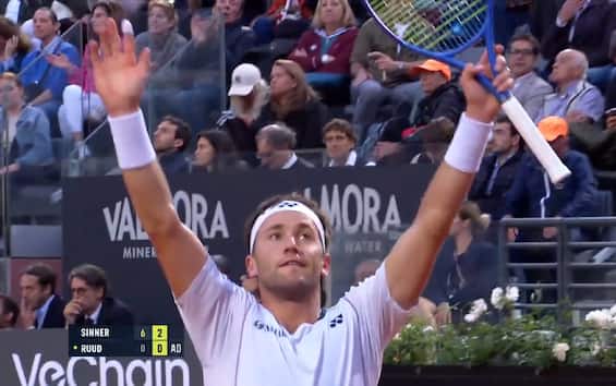 https://static.sky.it/editorialimages/f00d8aa1df67baaa258a21f36ae0cc0a1bb2d5be/skysport/it/tennis/video/2025/05/16/sinner-ruud-unico-game-esultanza-video/ruud_screen_1.jpg?im=Resize,width=565
