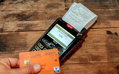 Milano - Sempre piu' diffusi i pagamenti con pos e bancomat o carta di credito - Tracciabilita' - possibilita' di pagare il caffe da 1 euro con carta di credito