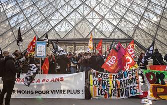 epa10545219 Louvre Museum employees block the museum's entrance during a demonstration in front of the Louvre Pyramide to protest against the government pension reform in Paris, France, 27 March 2023. France faces an ongoing national strike against the government's pensions reform after Prime Minister Elisabeth Borne on 16 March announced the use of article 49 paragraph 3 (49.3) of the Constitution of France to have the text on the controversial pension reform law to be definitively adopted without a vote.  EPA/CHRISTOPHE PETIT TESSON