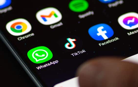 Smartphone vietati in classe, ecco come ci si prepara alle nuove regole
