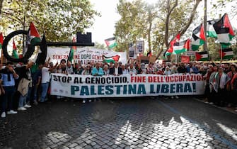 Un momento durante la manifestazione contro la guerra e per una giusta pace in Palestina, Roma, 28 Ottobre 2023. ANSA/GIUSEPPE LAMI