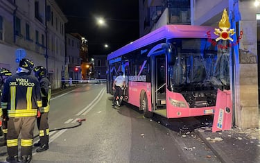 Nuovo incidente per un bus di linea a Mestre, in Via Carducci, l'autobus, un mezzo elettrico ha urtato un pilastro di un'abitazione dopo che il conducente ha perso il controllo del mezzo e ha attraversato la carreggiata, 14 ottobre 2023. Nell'incidente l'autista è rimasto ferito, mentre quattordici passeggeri avrebbero riportato contusioni lievi. 
ANSA/VIGILI DEL FUOCO
+++ ANSA PROVIDES ACCESS TO THIS HANDOUT PHOTO TO BE USED SOLELY TO ILLUSTRATE NEWS REPORTING OR COMMENTARY ON THE FACTS OR EVENTS DEPICTED IN THIS IMAGE; NO ARCHIVING; NO LICENSING +++ NPK +++