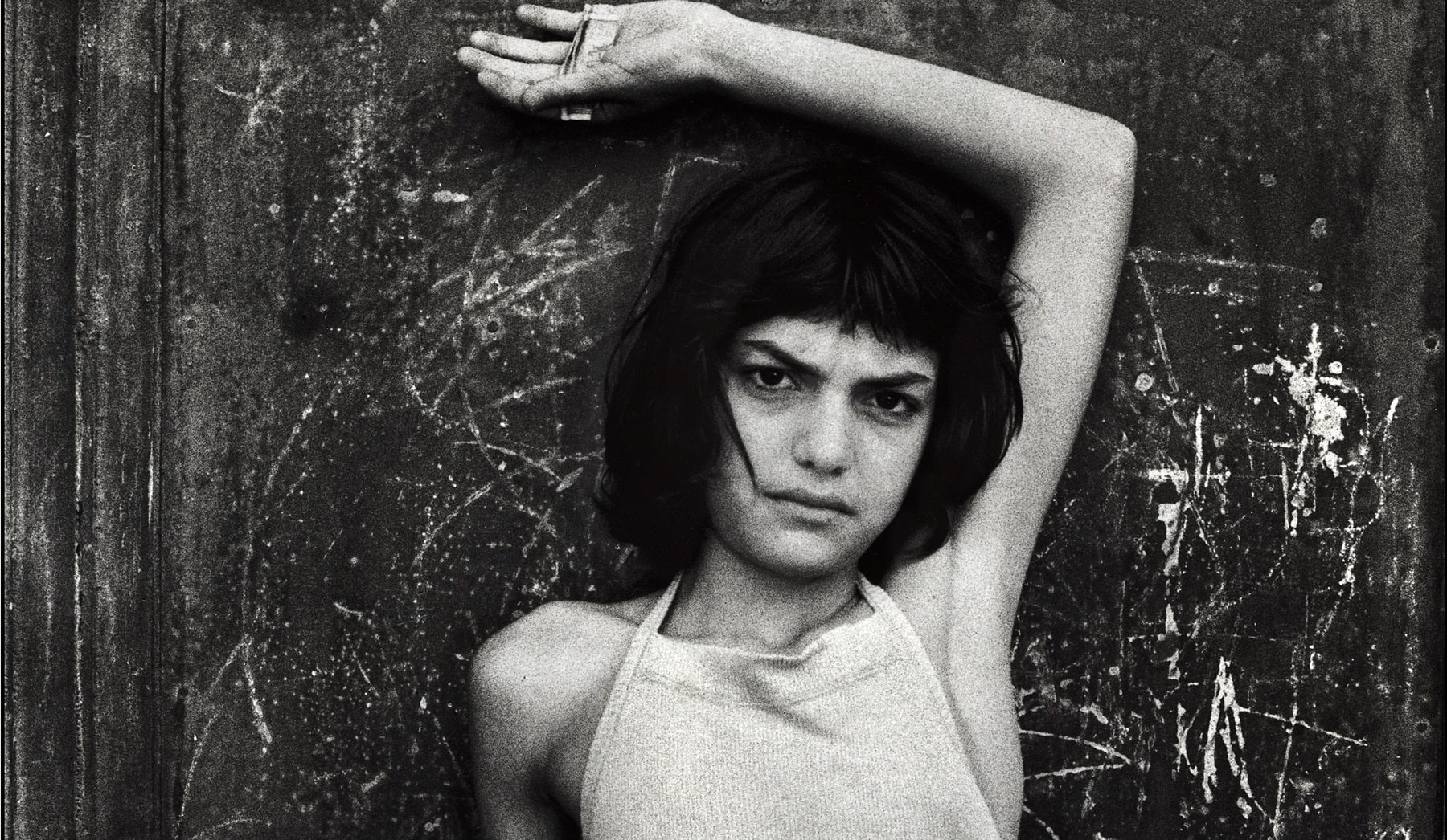 Quartiere_Cala._La_bambina_con_il_pallone._Palermo_1980_(c)_Archivio_Letizia_Battaglia_(1)_(1).jpeg