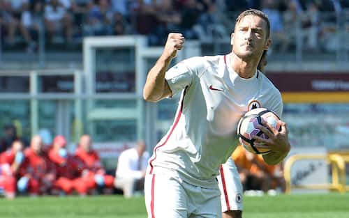 Roma's Francesco Totti in action during the Serie A soccer match Torino-Roma at Olimpic Stadium in Turin, Italy, 25 September 2016 ANSA/ALESSANDRO DI MARCO