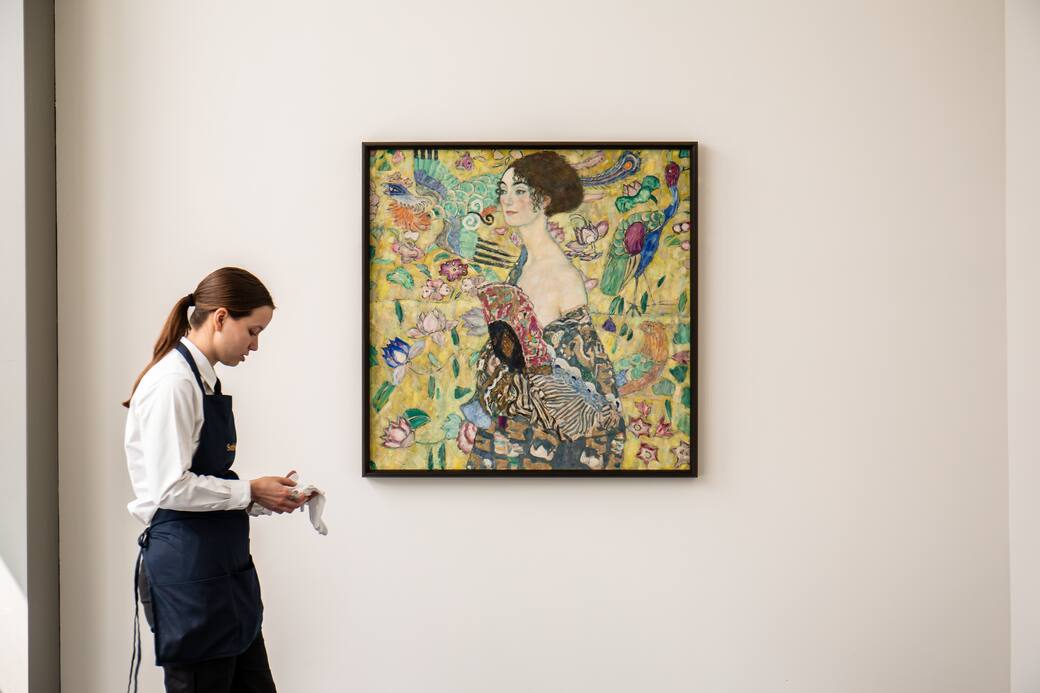 Gustav_Klimt_Dame_mit_Fächer_(Lady_with_a_Fan)_1917-1918_estimate_in_the_region_of_£65m_($80m)_in-situ.jpeg